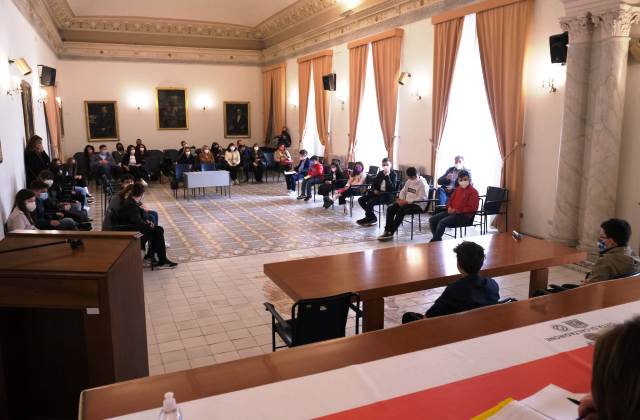 Caltagirone. Consiglio comunale dei Ragazzi, seduta in presenza e voglia di partecipazione